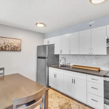 Spacious Waikiki Condo 1 Block From Beach With Full Kitchen And Free Parking